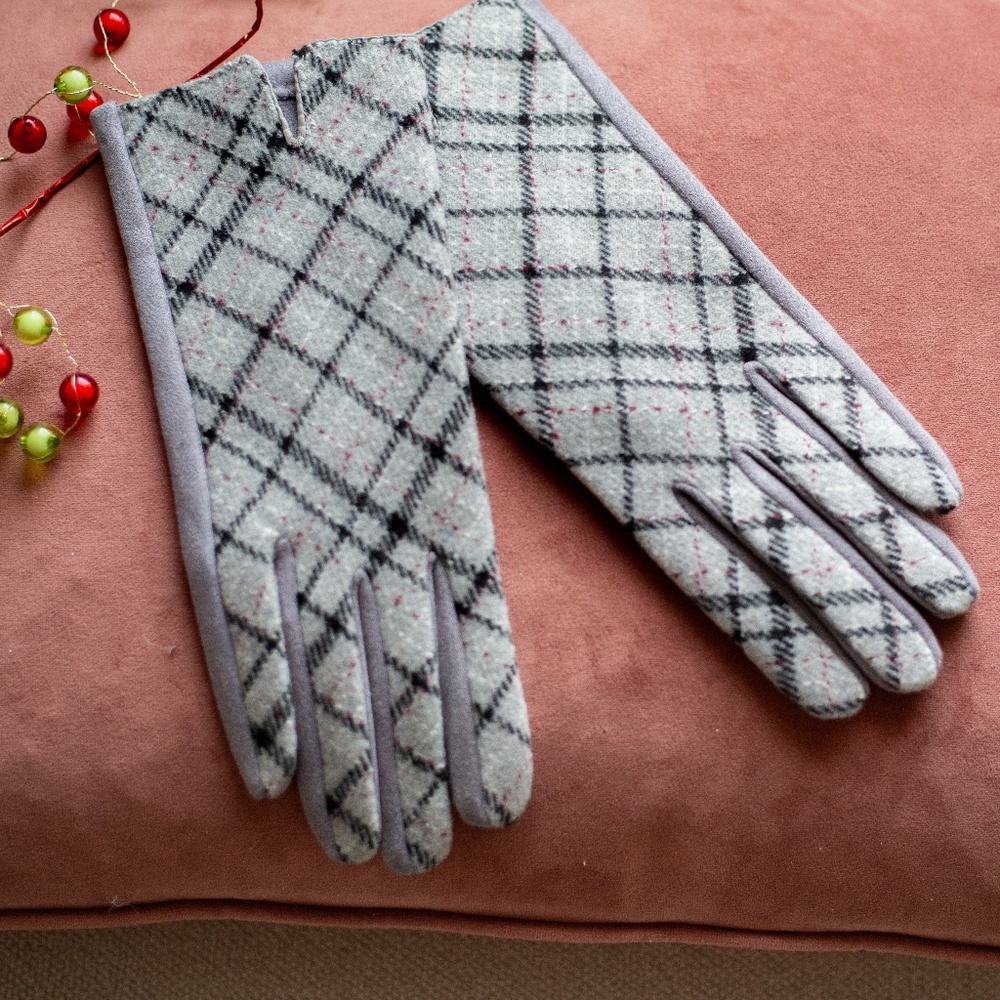 NWT Women's Plaid Gloves Text Touchscreen Gray Black Tartan Check Classic